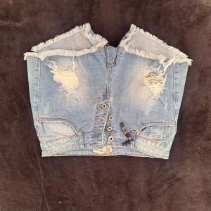 Stunning ripped jean shorts